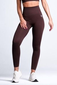 Legginsy bezszwowe damskie prążkowane Sunset. Czarne legginsy MAKE US STRONG, bez wzorów, z materiału, z podwyższonym stanem. Za 149,99 zł.