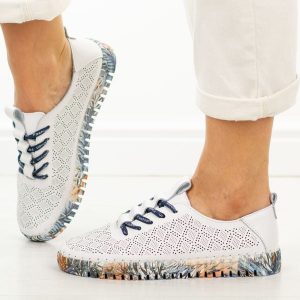 Niebieskie ażurowe skórzane półbuty damskie Cambell 40338. Białe półbuty Cambell, na jesień, w ażurowe wzory, z jeansu, z okrągłym noskiem, bez obcasa, na płaskiej podeszwie, bez zapięcia. Za 219,00 zł.