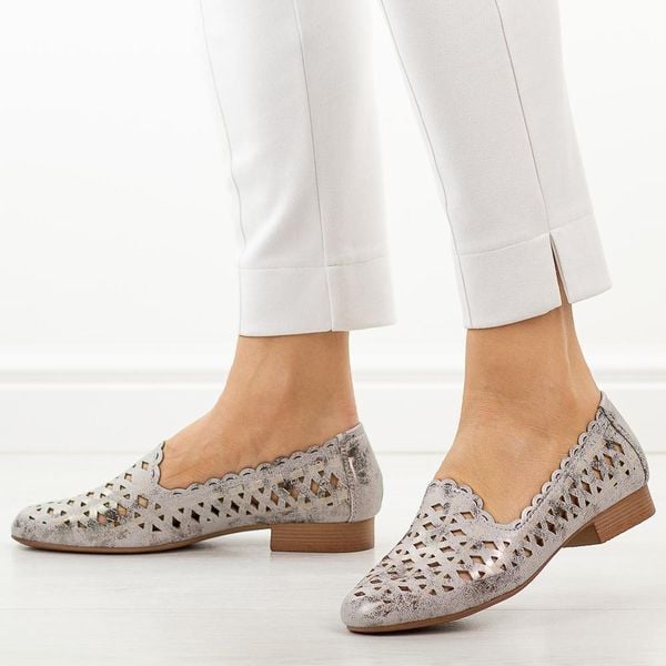 Srebrne ażurowe półbuty damskie Jezzi Asa222-8. Szare półbuty Jezzi, na jesień, w ażurowe wzory, ze skóry, bez obcasa, na płaskiej podeszwie, bez zapięcia. Za 209,00 zł.