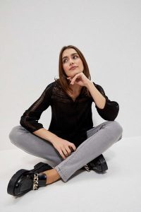 Wiskozowa koszula z frędzlami. Czarne koszule MOODO, m, bez wzorów, z koronki, bez kołnierzyka, bez ramiączek. W wyprzedaży za 38,99 zł.