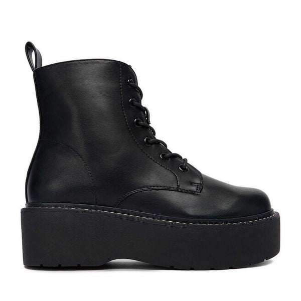 Trzewiki DeeZee. Czarne botki DeeZee, bez wzorów, bez obcasa, na koturnie, bez zapięcia. Za 219,99 zł.