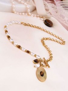 Charlize Pozłacany naszyjnik z tygrysim okiem i perłami - dł. 50 cm rozmiar: onesize. Białe naszyjniki Charlize, z perłą, pozłacane. Za 109,00 zł.