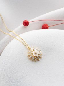 Lodie Silver Pozłacany naszyjnik z zawieszką - dł. 42 cm rozmiar: onesize. Szare naszyjniki Lodie Silver, z cyrkonią, pozłacane. Za 121,99 zł.