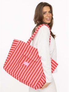 Zwillingsherz Shopper bag w kolorze jasnoróżowo-czerwonym rozmiar: onesize. Czerwone shopper bag Zwillingsherz, bez wzorów, z materiału, na ramię, bez dodatków. Za 104,99 zł.