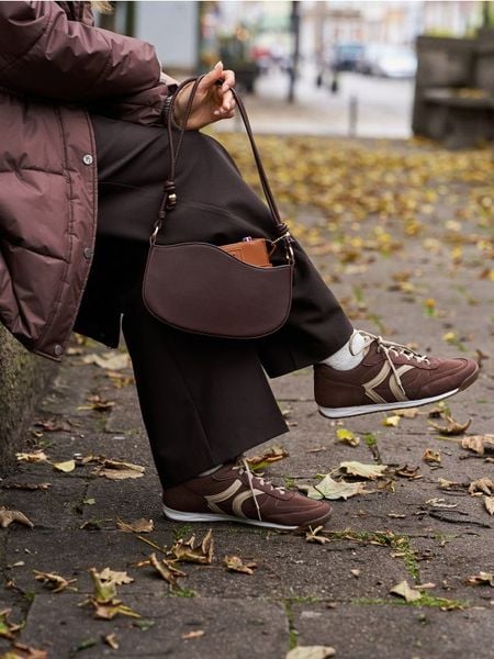 Saszetka - brązowy. Brązowe nerki i saszetki Sinsay, bez wzorów. Za 19,99 zł.