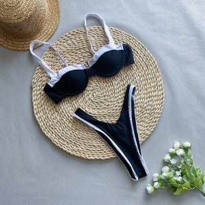 Bikini dwuczęściowe z lamówką odporne na chlor i UV Clorinda. Czarne bikini Intica, bez wzorów, z materiału. Za 169,00 zł.