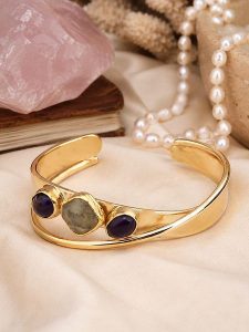 L'Atelier de Gaia Pozłacana bransoletka z kamieniami księżycowymi i onyksami rozmiar: onesize. Czarne bransoletki L'Atelier de Gaia, z kamieniem księżycowym, pozłacane. Za 55,95 zł.