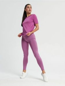 Legginsy Gym Hard - fioletowy. Fioletowe legginsy Sinsay, bez wzorów. W wyprzedaży za 17,99 zł.