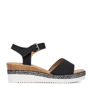 Sandały JENNY. Czarne sandały Jenny, bez wzorów, bez obcasa, na koturnie, bez zapięcia. Za 99,99 zł.