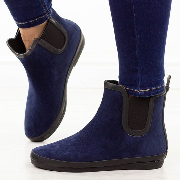 Granatowe kalosze damskie Potocki 36063. Niebieskie botki POTOCKI, na jesień, bez wzorów, z gumy, z okrągłym noskiem, bez obcasa, bez zapięcia. W wyprzedaży za 53,40 zł.