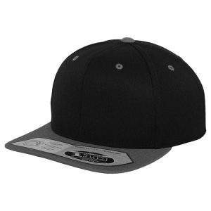 110 Czapka Z Daszkiem Typu Snapback. Czarne czapki FLEXFIT, bez wzorów. Za 95,99 zł.