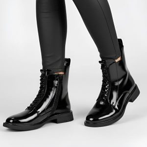 Botki damskie S. Barski, skórzane na płaskim obcasie i zapinane na zamek, czarne, MR52-108. Czarne botki S.BARSKI, bez wzorów, z gumy, bez obcasa, na płaskiej podeszwie, bez zapięcia. Za 288,99 zł.