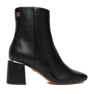 Botki Nine West. Czarne botki Nine West, bez wzorów, bez obcasa, na słupku, bez zapięcia. Za 279,99 zł.