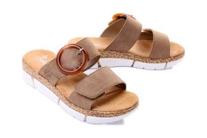 RIEKER V2392-62 beige, klapki damskie. Brązowe klapki Rieker, bez wzorów, bez obcasa, na koturnie. Za 231,92 zł.