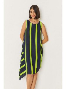 SKFK Sukienka "Junkal" w kolorze granatowo-zielonym rozmiar: 42. Niebieskie sukienki SKFK, bez wzorów, z wiskozy, z asymetrycznym kołnierzem, bez ramiączek, midi, asymetryczne. Za 304,99 zł.