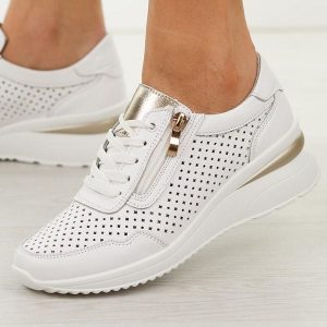 Białe skórzane ażurowe półbuty damskie Vinceza 95402. Białe półbuty VINCEZA, na lato, w ażurowe wzory, z jeansu, z okrągłym noskiem, bez obcasa, na koturnie, bez zapięcia. W wyprzedaży za 215,10 zł.