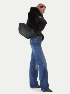 Guess Torebka Bolena HWZG92 07090 Czarny. Czarne torebki klasyczne Guess, z aplikacjami, ze skóry, bez dodatków. Za 349,99 zł.