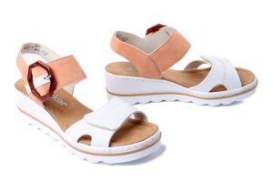 RIEKER 67476-38 white combination, sandały damskie. Białe sandały Rieker, bez wzorów, bez obcasa, na koturnie, bez zapięcia. Za 255,92 zł.
