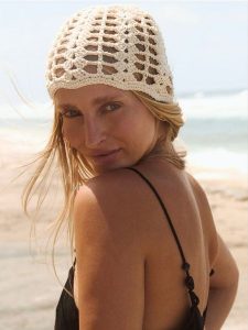 Ażurowa czapka - złamana biel. Czapki Reserved, w ażurowe wzory. Za 69,99 zł.