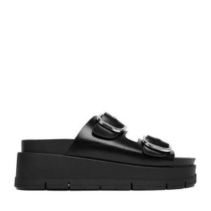 Klapki DeeZee. Czarne klapki DeeZee, bez wzorów, bez obcasa. Za 149,99 zł.