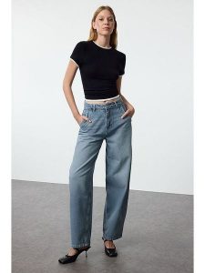 Trendyol Dżinsy - Comfort fit - w kolorze błękitnym rozmiar: 38. Niebieskie jeansy Trendyol, bez wzorów. Za 130,19 zł.