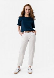 Bawełniane spodnie R-LANA. Białe chinosy Volcano, bez wzorów, z bawełny, z standardowym stanem. Za 149,99 zł.
