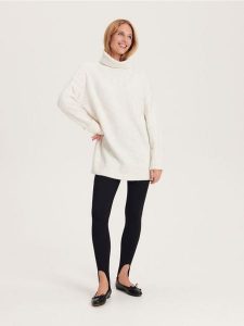 Legginsy z zapiętkiem - czarny. Czarne legginsy Reserved, bez wzorów, z dzianiny. W wyprzedaży za 29,99 zł.