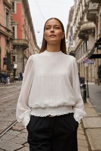 Koszula z bufiastymi rękawami biała. Białe koszule MOODO, bez wzorów, z poliesteru, bez kołnierzyka, bez ramiączek. Za 139,99 zł.