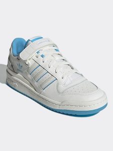 Adidas Skórzane buty sportowe w kolorze biało-błękitnym rozmiar: 39. Białe buty sportowe ADIDAS, bez wzorów, bez zapięcia. Za 320,63 zł.