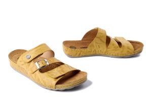 DR. BRINKMANN 700745-06 gelb, klapki damskie. Żółte klapki Dr. Brinkmann, bez wzorów, ze skóry, bez obcasa. Za 230,93 zł.