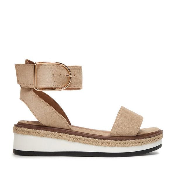 Sandały DeeZee. Brązowe sandały DeeZee, bez wzorów, bez obcasa, na płaskiej podeszwie, bez zapięcia. Za 119,99 zł.