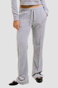 JUICY COUTURE Szare damskie spodnie dresowe Tina Trackpants. Szare spodnie dresowe Juicy Couture, s, bez wzorów, z dresówki. W wyprzedaży za 265,99 zł.