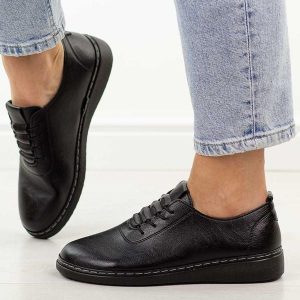 Czarne półbuty damskie Unisoft 5933. Czarne półbuty Jezzi, na jesień, bez wzorów, z jeansu, z okrągłym noskiem, bez obcasa, na płaskiej podeszwie, bez zapięcia. Za 149,00 zł.