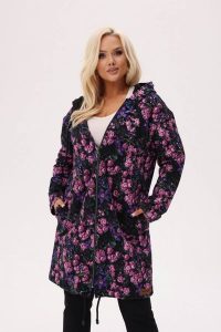 Bluza z kapturem Jeżynowy ogród - kobiecość, która kwitnie wieczorem PLUS SIZE XXL OVERSIZE JESIEŃ. Czerwone bluzy Moda Size Plus Iwanek, na jesień, plus size, z aplikacjami, z bawełny, z kapturem. W wyprzedaży za 229,90 zł.