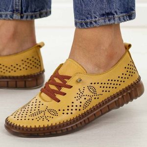 Musztardowe ażurowane skórzane półbuty damskie T.Sokolski 302. Żółte półbuty Sokolski, na jesień, bez wzorów, z jeansu, z okrągłym noskiem, bez obcasa, na płaskiej podeszwie, bez zapięcia. Za 259,00 zł.