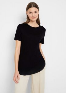 Długi T-shirt z miękkiej wiskozy. Czarne t-shirty bonprix, bez wzorów, z wiskozy, bez kołnierzyka, bez ramiączek. Za 42,99 zł.