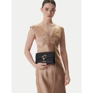 Torebka LOVE MOSCHINO. Czarne torebki klasyczne LOVE MOSCHINO, bez wzorów, bez dodatków. Za 679,99 zł.