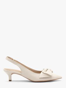 Kremowe czółenka damskie slingback na kaczuszce SARAH. Białe czółenka Ryłko, bez wzorów, z lakierowanej skóry, bez obcasa, na obcasie, bez zapięcia. Za 349,99 zł.
