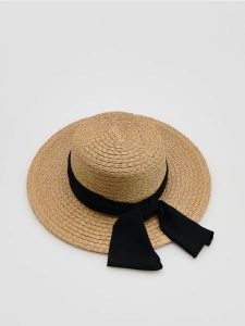 Kapelusz ze wstążką - kremowy. Białe kapelusze Reserved, bez wzorów. Za 99,99 zł.