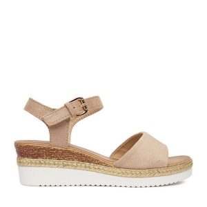 Sandały JENNY. Brązowe sandały Jenny, bez wzorów, bez obcasa, na koturnie, bez zapięcia. Za 99,99 zł.