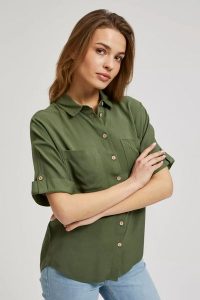 Koszula z krótkim rękawem i kieszeniami khaki. Brązowe koszule MOODO, m, bez wzorów, bez kołnierzyka, bez ramiączek. W wyprzedaży za 44,99 zł.