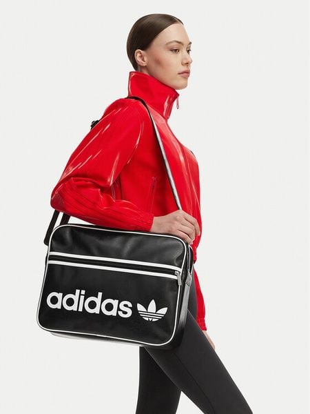 Adidas Torebka JW3346 Czarny. Czarne listonoszki ADIDAS, bez wzorów, ze skóry, bez dodatków. Za 209,99 zł.
