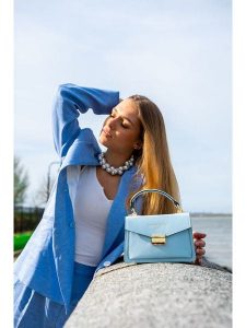 Victor & Hugo Paris Skórzana torebka "Leah" w kolorze błękitnym - 18,5 x 12,5 x 6 cm rozmiar: onesize. Niebieskie torebki klasyczne Victor & Hugo Paris, bez wzorów, z materiału, przez ramię, bez dodatków. Za 239,99 zł.