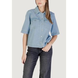 Kurtka Kobieta ONLY ONLBELLE S/S SHIRT DNM GUA NOOS. Niebieskie kurtki ONLY, s, bez wzorów, z bawełny, bez kaptura. W wyprzedaży za 215,15 zł.