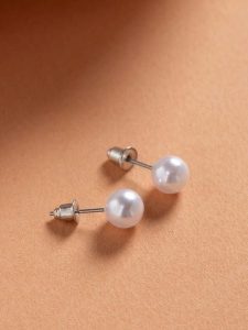 Lodie Silver Kolczyki-wkrętki z perłami syntetycznymi rozmiar: onesize. Białe kolczyki Lodie Silver, z perłą, metalowe. Za 27,95 zł.
