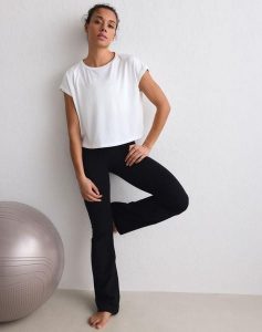 Damskie legginsy rozszerzane, średni stan Sense czarne. Czarne legginsy AIM'N, bez wzorów, z elastanu. Za 339,00 zł.