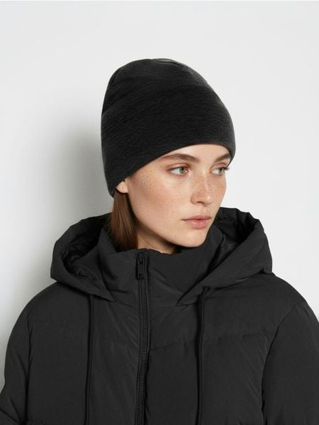 Czapka beanie z wiskozą - czarny. Czarne czapki Sinsay, bez wzorów, z wiskozy. Za 9,99 zł.