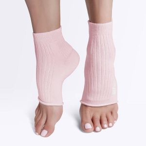 Skarpetki Joy in me On/Off the mat socks - pudrowy róż. Czerwone skarpetki Joy in me, bez wzorów. Za 34,99 zł.