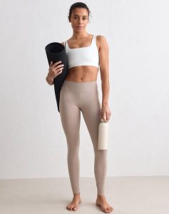 Damskie legginsy szczotkowane, średni stan, pełnej długości Sense ciemna glina. Brązowe legginsy AIM'N, bez wzorów, z elastanu. Za 297,00 zł.