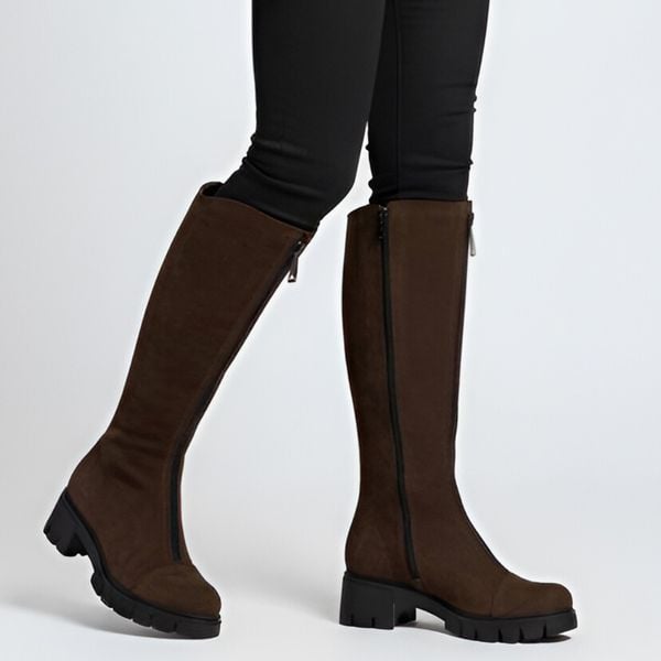 Kozaki damskie Simen, zamszowe z podeszwą z tworzywa i na stabilnym klocku, brązowe, 4259A-W. Brązowe kozaki Simen, bez wzorów, z weluru, bez obcasa, bez zapięcia. Za 509,00 zł.